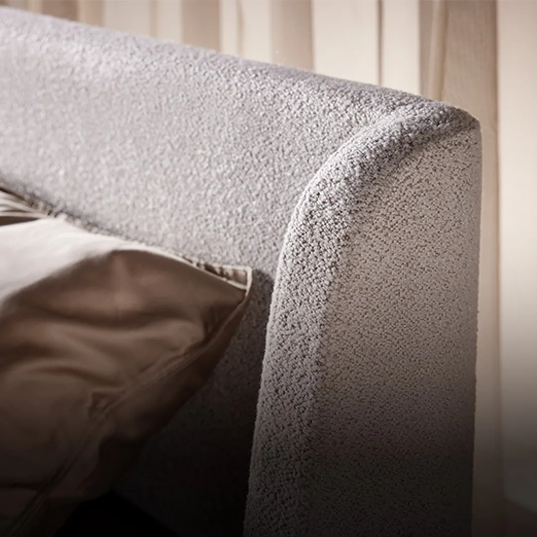 Elegant geschwungenes Kopfteil